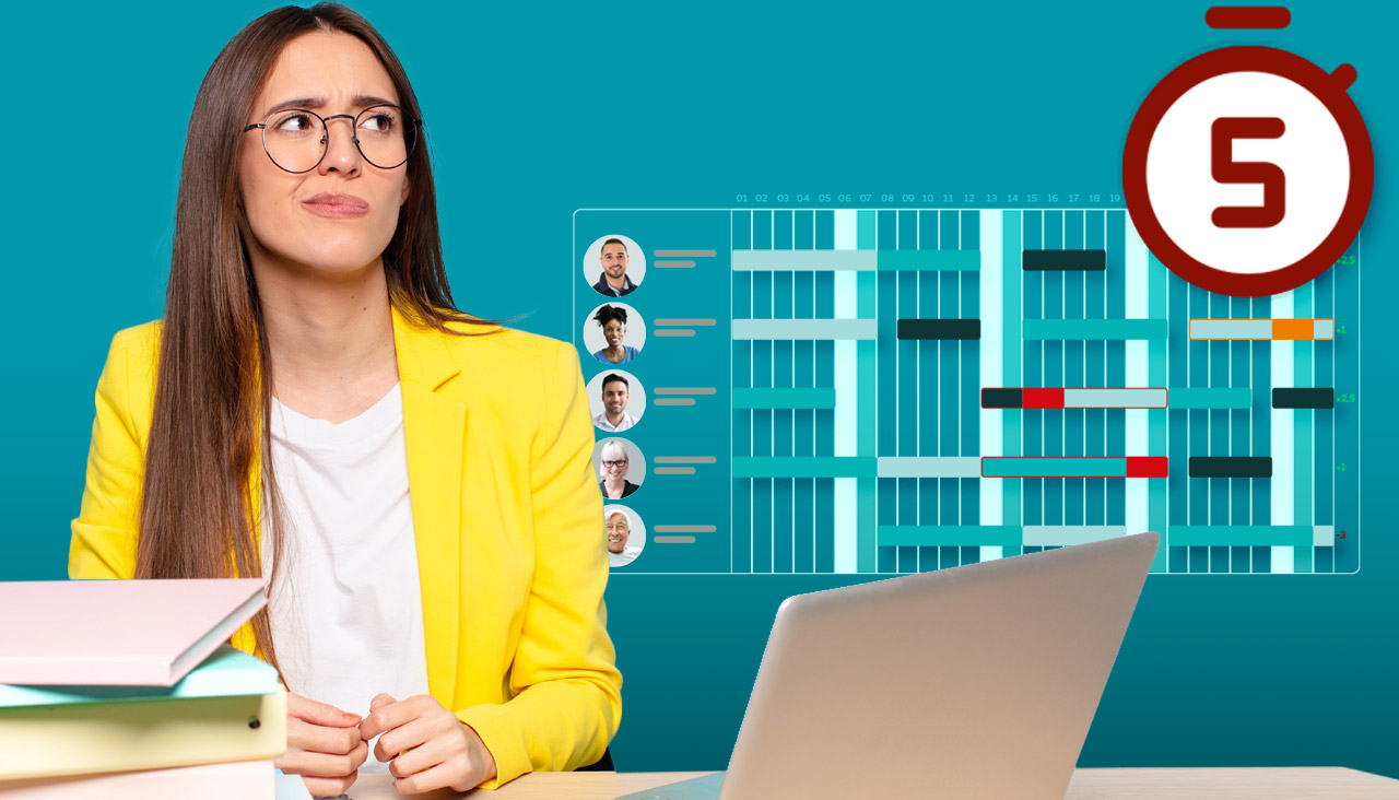 Une femme pensive en veste jaune est assise devant un PC portable avec une pile de livres. Sur le fond bleu flotte un planning du personnel numérique et un grand chronomètre rouge avec le chiffre 5, indiquant la pression du temps lors de la planification.