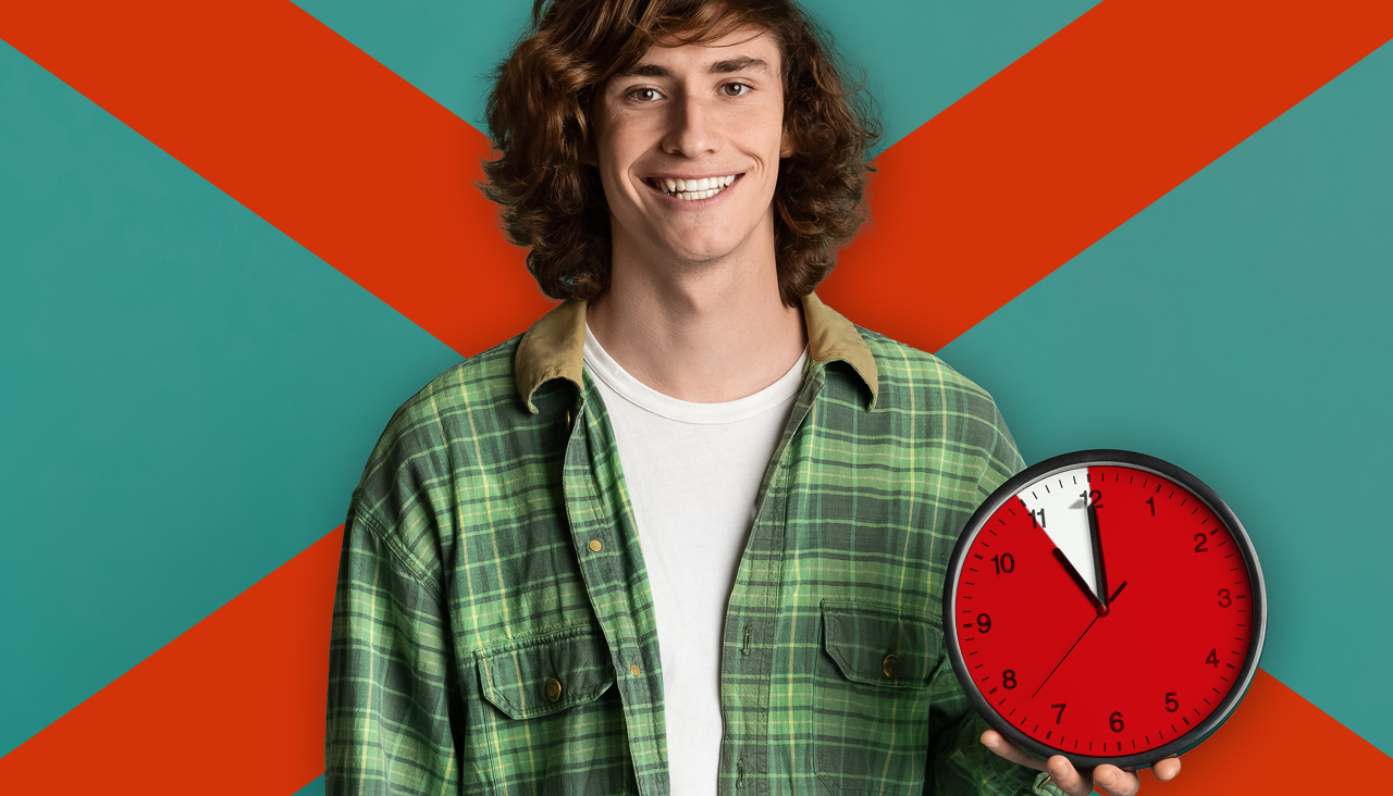 Une personne portant une chemise à carreaux verte tient une horloge sur laquelle la zone entre 00h00 et 23h00 est colorée en rouge. La personne se tient devant un fond turquoise avec un grand X rouge.