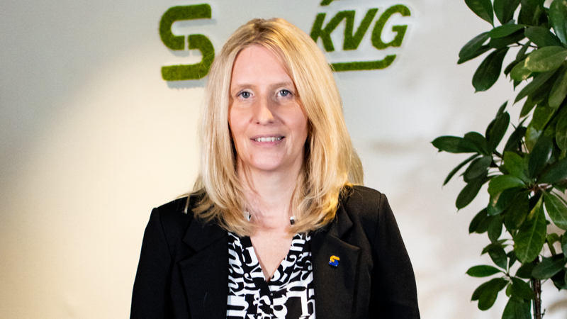 Frau Heike Müller-Brachmann vor den Logos der KVG in Kassel