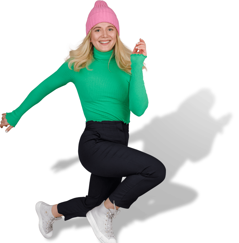 Lächelnde springende Frau