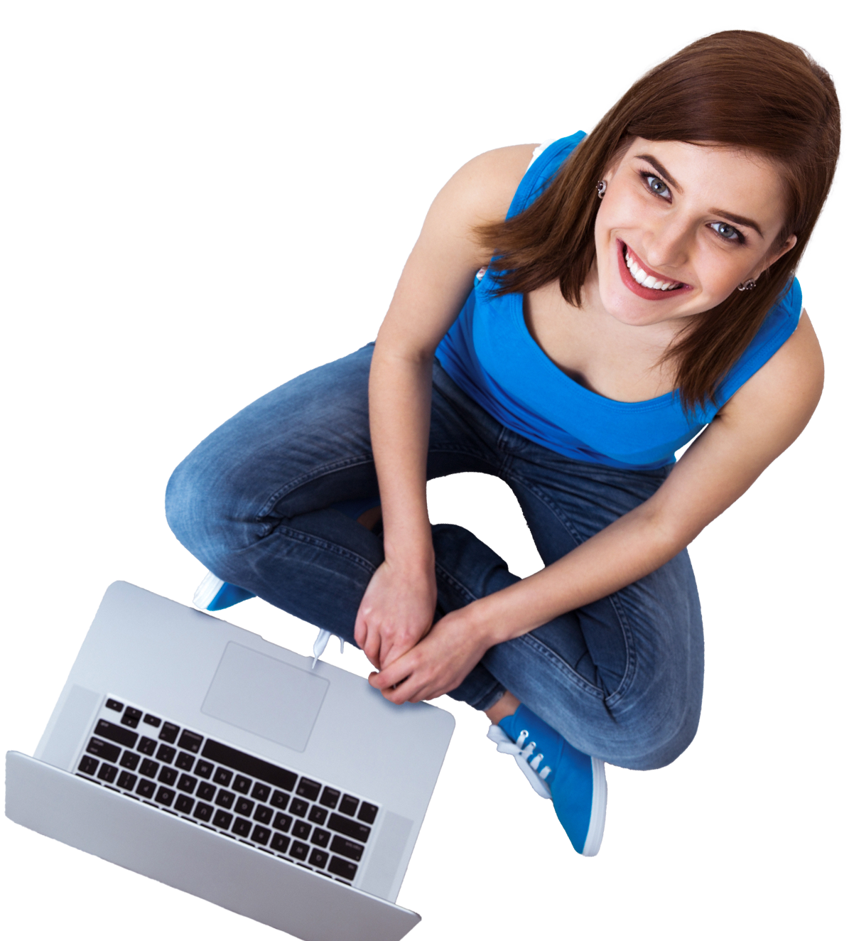 Lächelnde Frau im Schneidersitz mit Laptop - Ansicht von oben