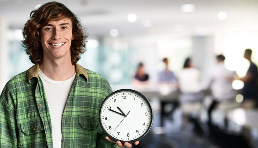Junger Mann mit Uhr als Hinweis auf Zeiterfassungssysteme