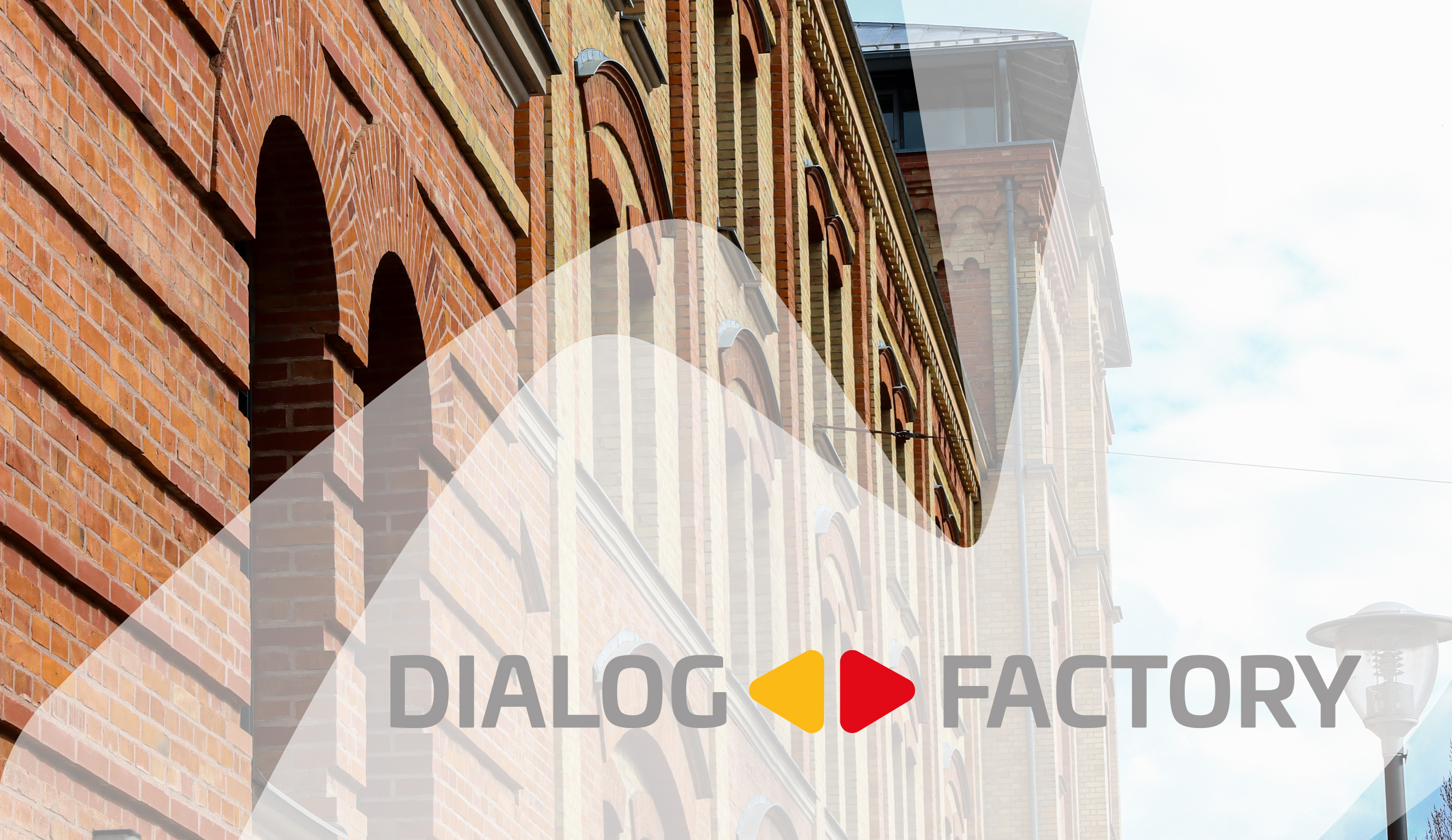 Seitlich angerissenes Backsteingebäude der Dialog-Factory GmbH in Augsburg als Referenz für die plano Personaleinsatzplanungssoftware