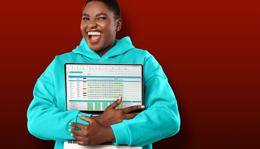 Frau umarmt ihren Laptop, welcher die Dienstplansoftware plano anzeigt
