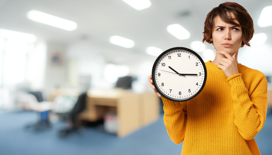 Frau mit Uhr denkt über die Arbeitszeiten nach