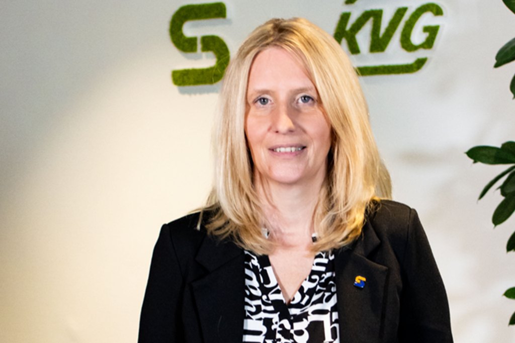 Ms. Heike Müller-Brachmann in front of the KVG logos in Kassel quotegiver