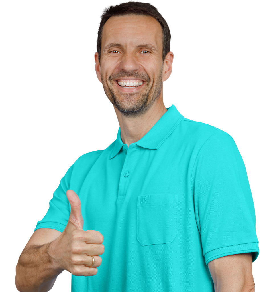 Mann mit türkisem Poloshirt hebt Daumen